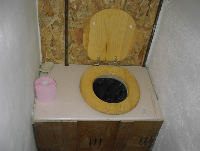 Les toilettes sèches sont-elles sèches ou archi-sèches?