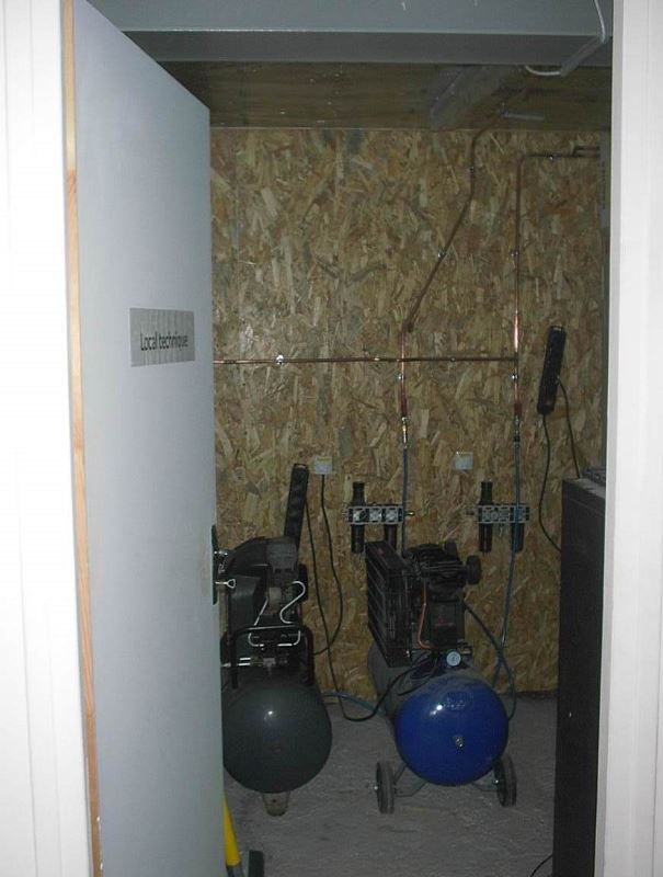 Salle technique pour les compresseurs, à droite, non visibles, des armoires de stockage, par exemple pour des rallonges électriques